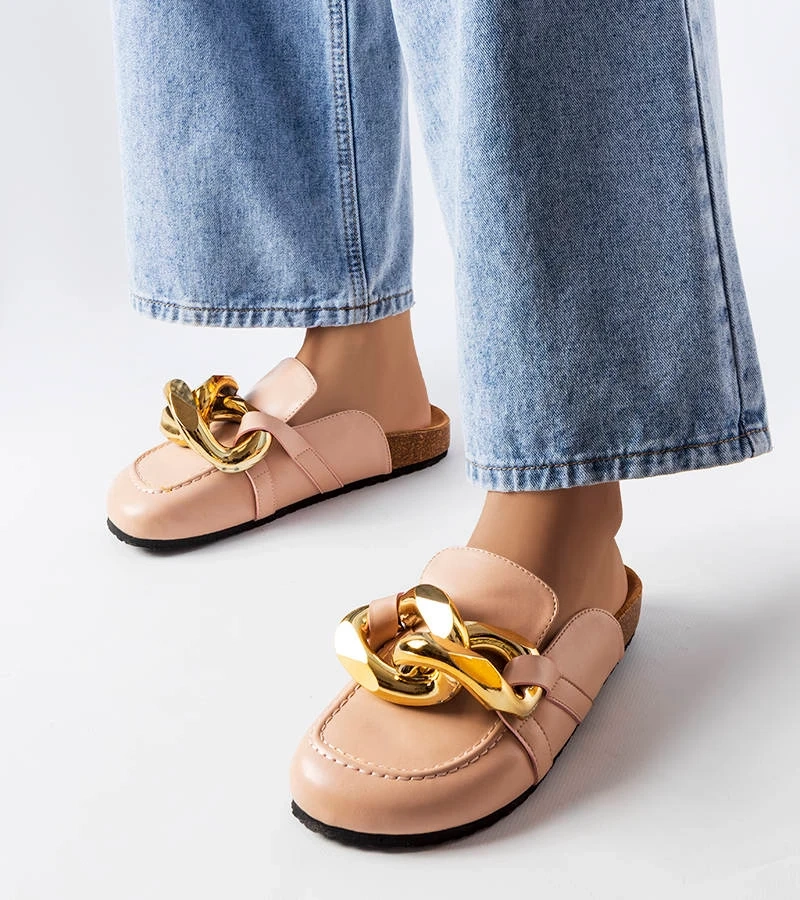 Różowe klapki zdobione łańcuchem