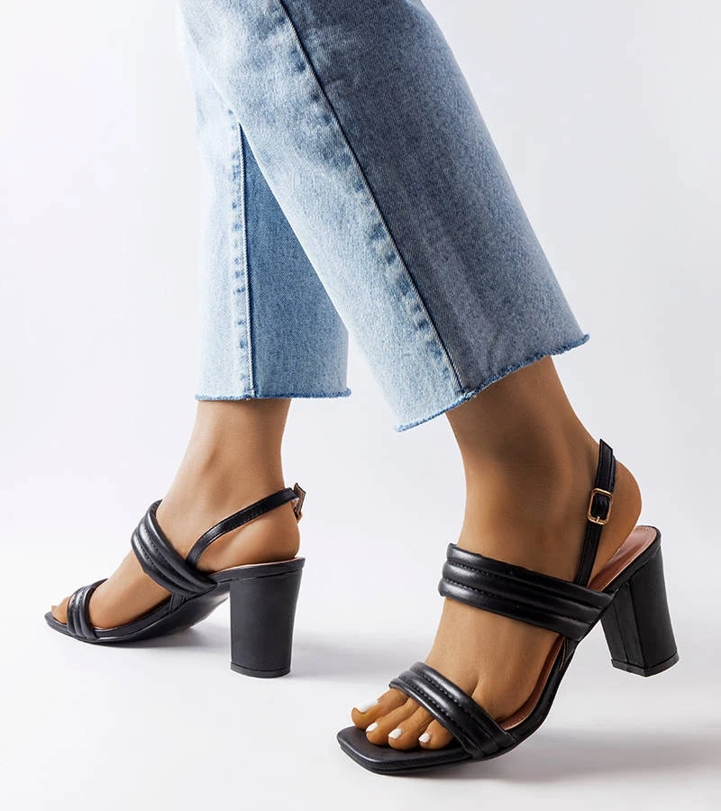 Czarne sandały na słupku