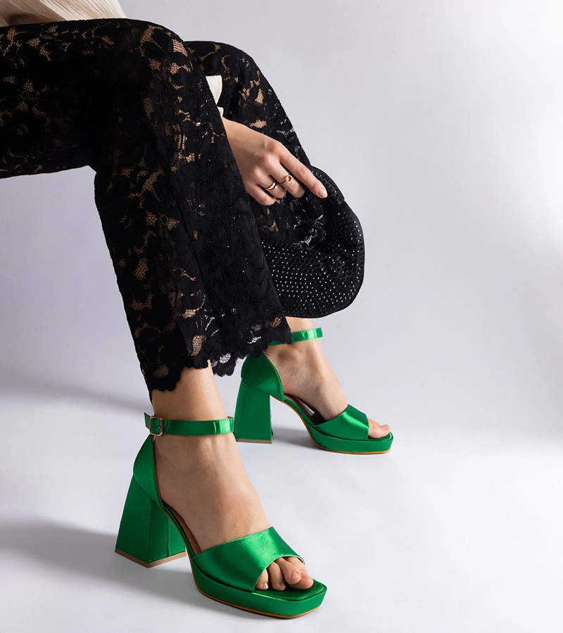 Zielone satynowe sandały na masywnym obcasie