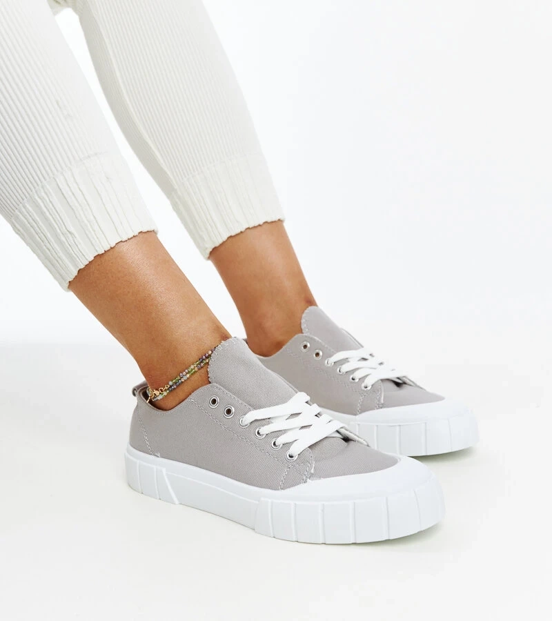 Szare materiałowe trampki