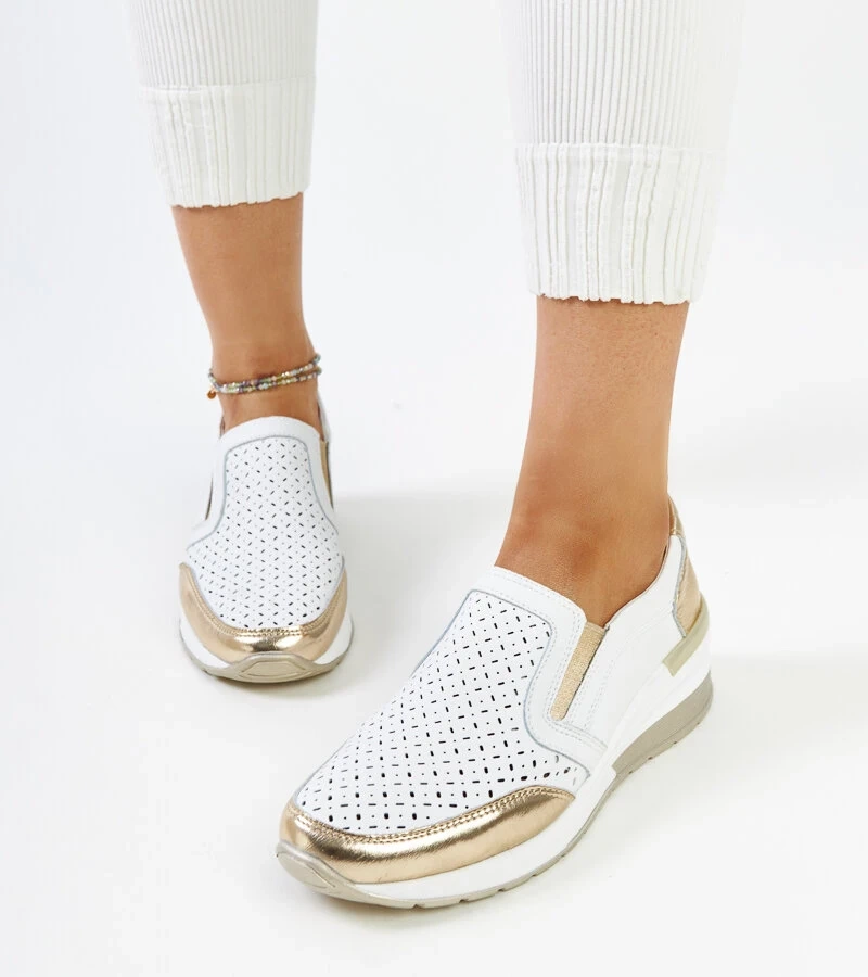 Biało-złote sneakersy na koturnie zdobione perforacją