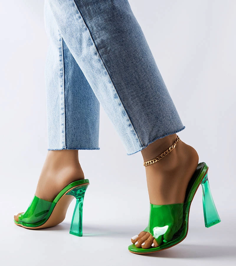 Różowe transparentne klapki na słupku