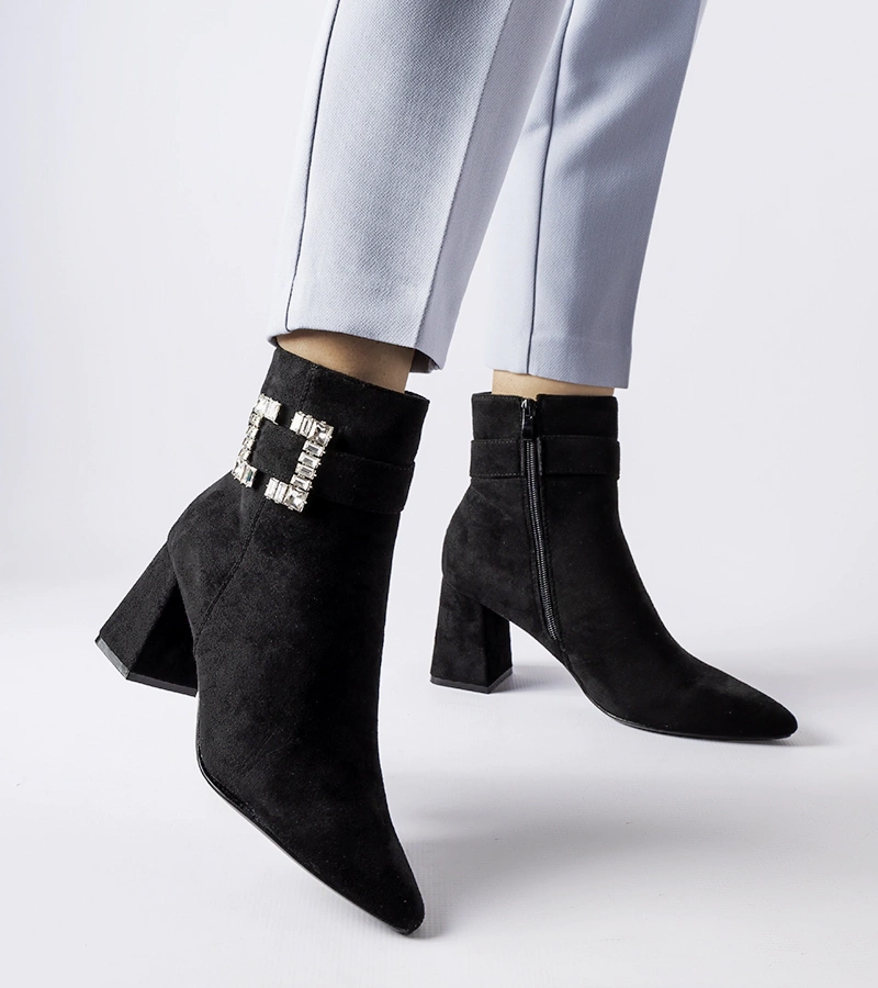 Czarne botki na słupku z cyrkoniami