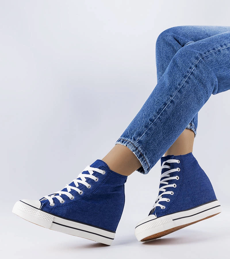Wysokie jeansowe trampki na koturnie
