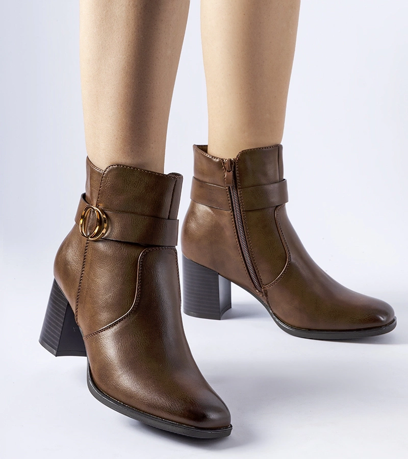 Brązowe ocieplane botki na słupku