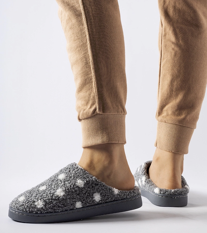 Szare ciepłe kapcie w białe kropki