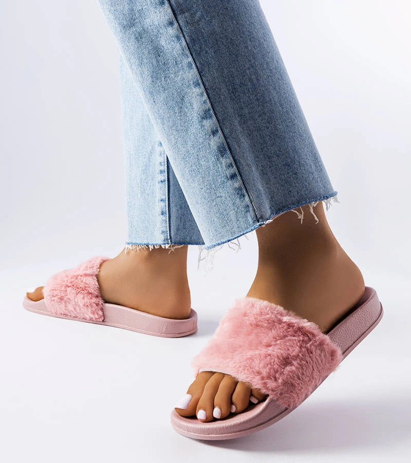 Różowe klapki z futerkiem