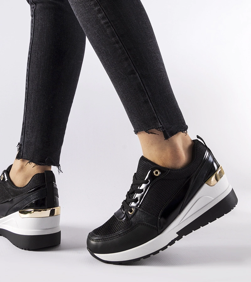 Czarne sneakersy na koturnie
