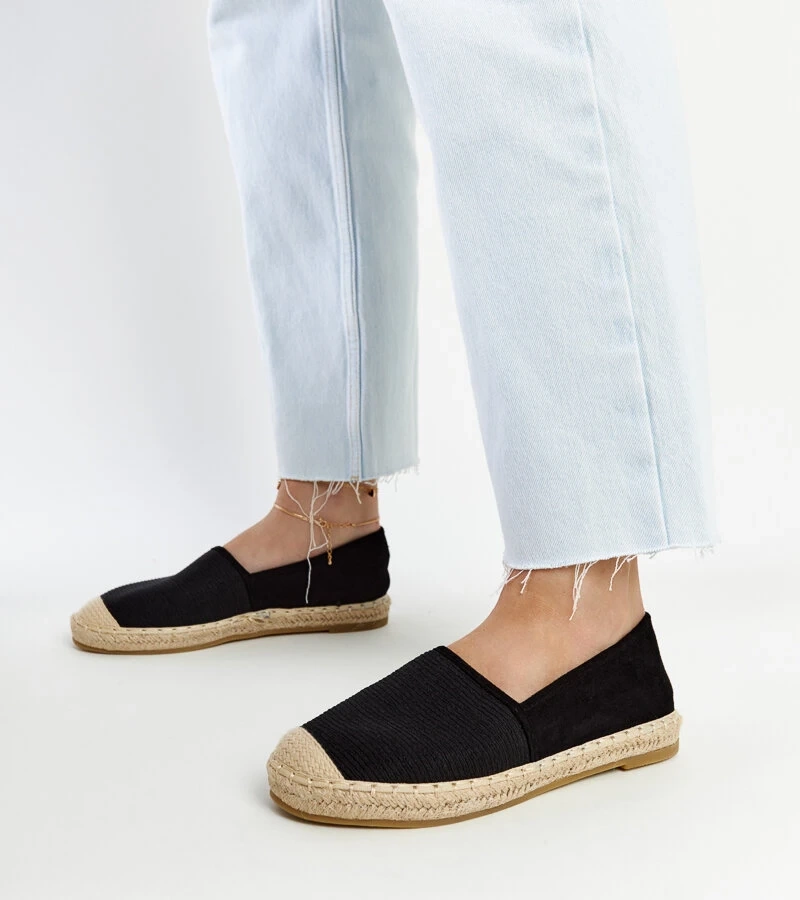 Czarne espadryle z połyskiem na platformie