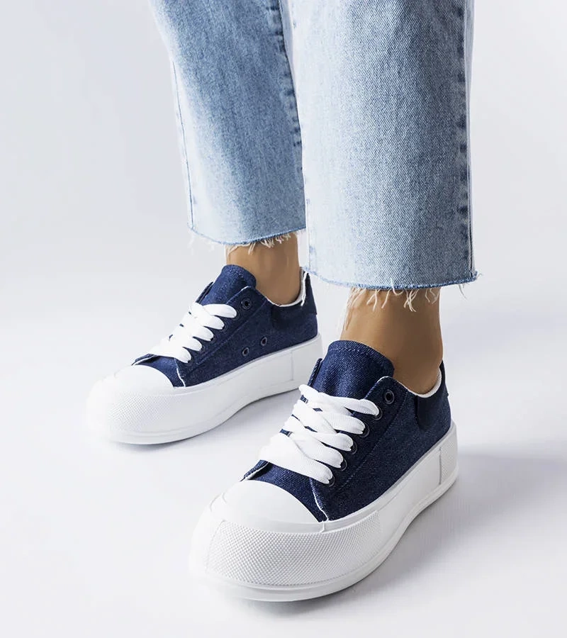 Jeansowe trampki na wysokiej podeszwie