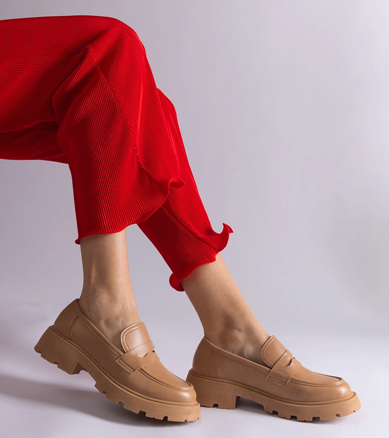 Ciemnobeżowe mokasyny damskie z eko skóry