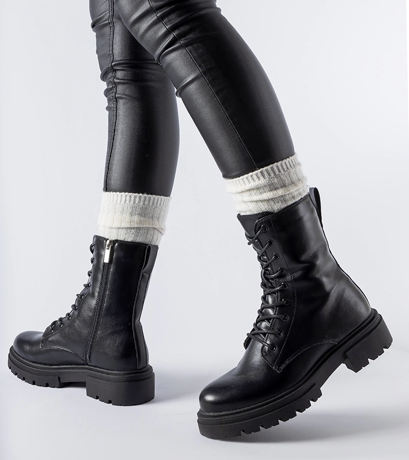 Czarne płaskie trapery ocieplane