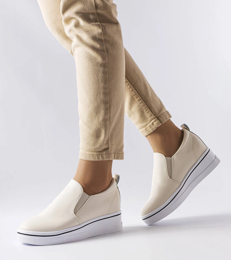 Beżowe trampki na koturnie