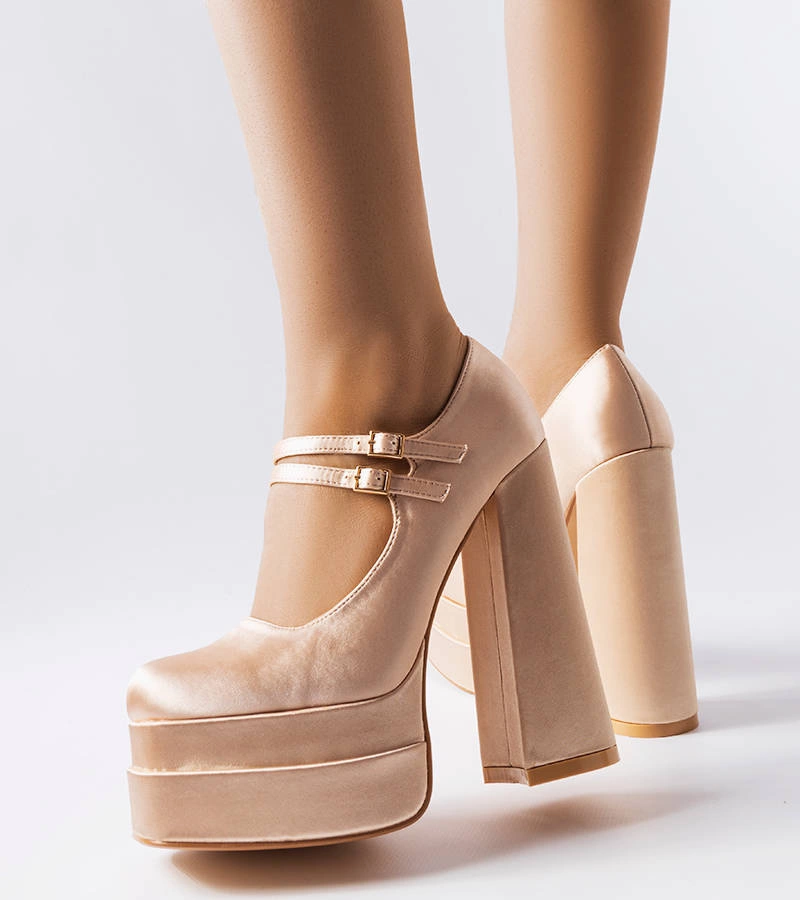 Jasnoróżowe czółenka na wysokim słupku