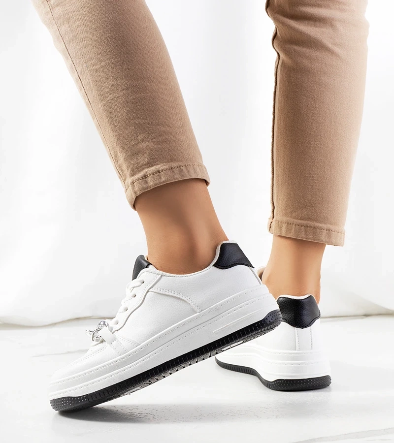 Białe sneakersy na platformie