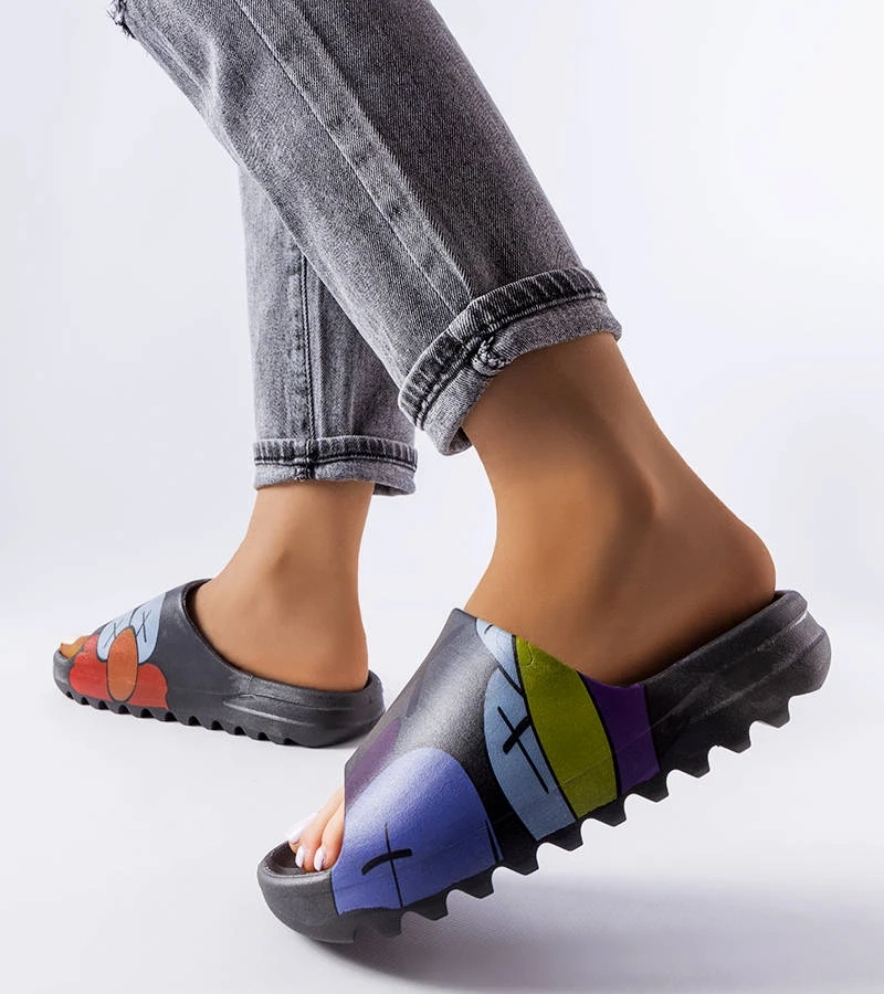 Czarne klapki gumowe ozdobione nadrukami