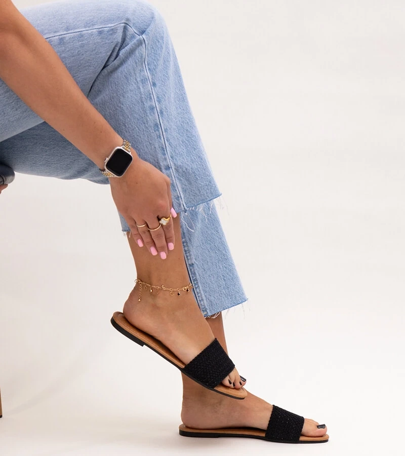 Czarne haftowane klapki