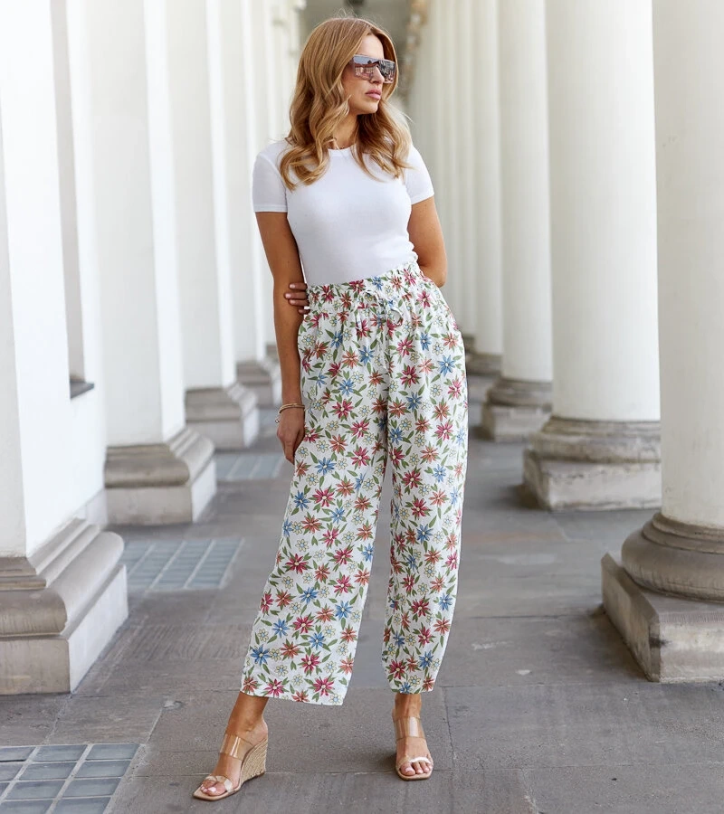 Białe spodnie o swobodnym fasonie w kwiaty