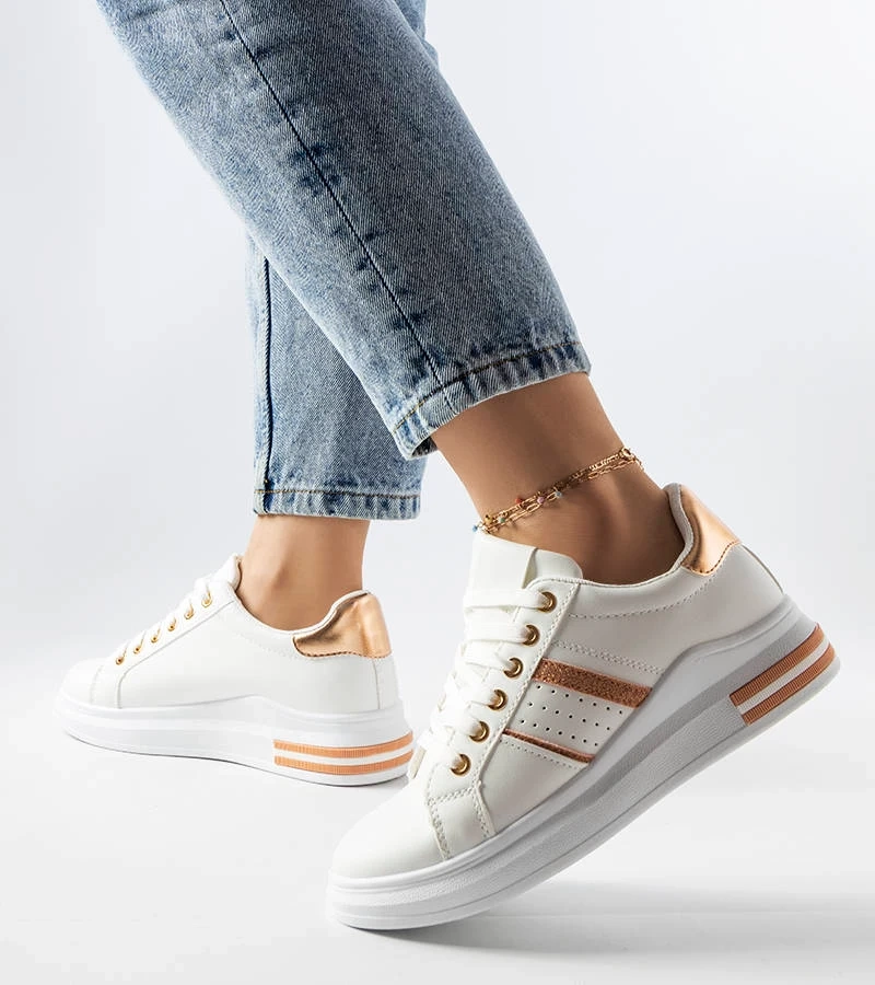 Białe sneakersy ze zdobioną cholewką