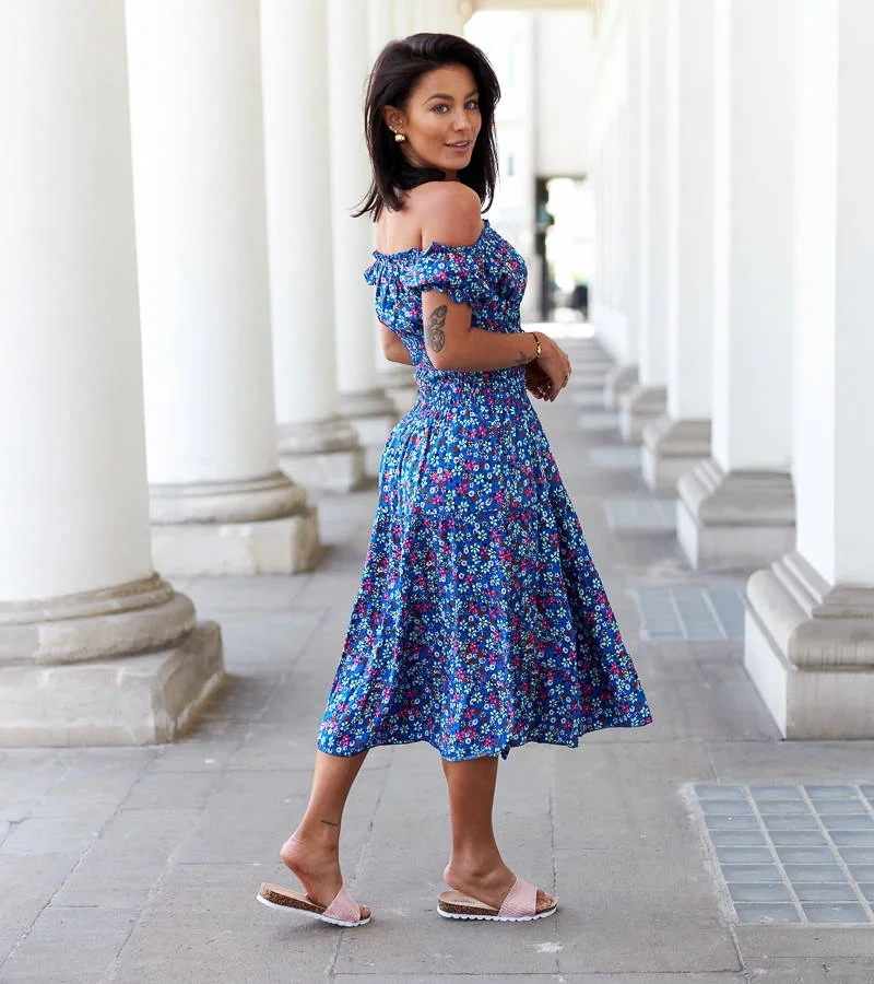 Niebieska sukienka midi w kwiaty