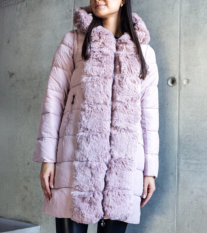 Różowa kurtka z odpinanymi rękawami z futerkiem