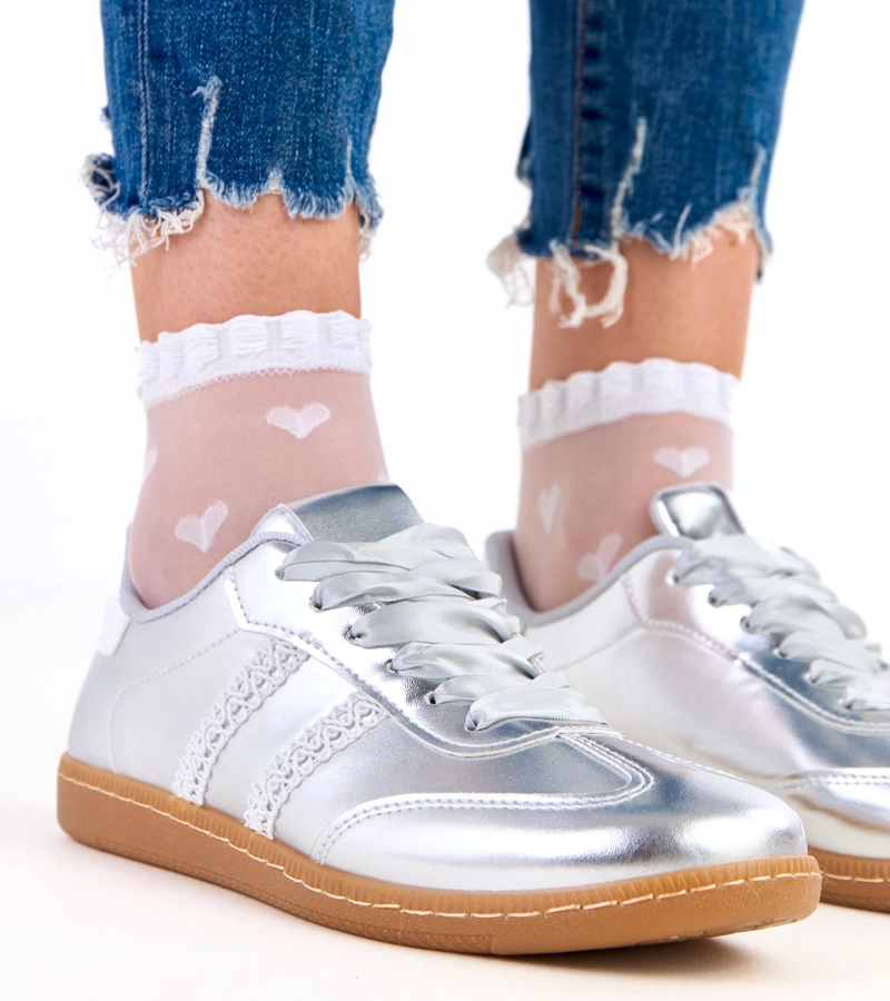 Hers Srebrne sneakersy damskie z satynowymi sznurówkami