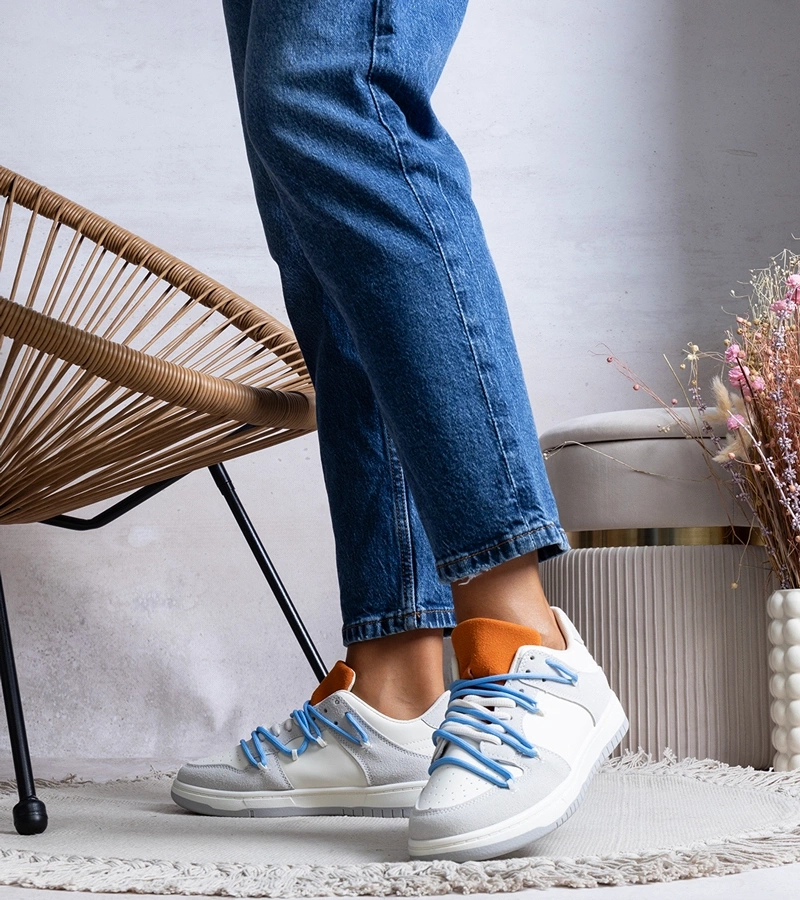 Hers Szare sneakersy z niebieskimi sznurówkami