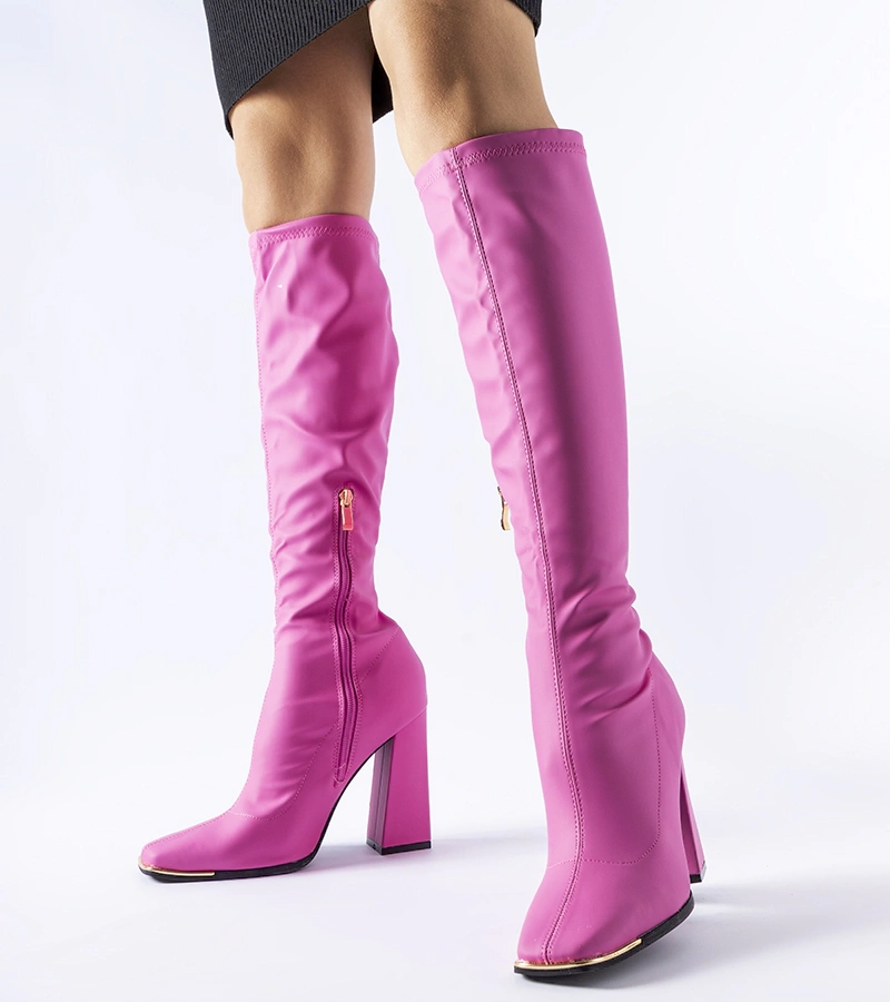 Różowe kozaki na masywnym słupku