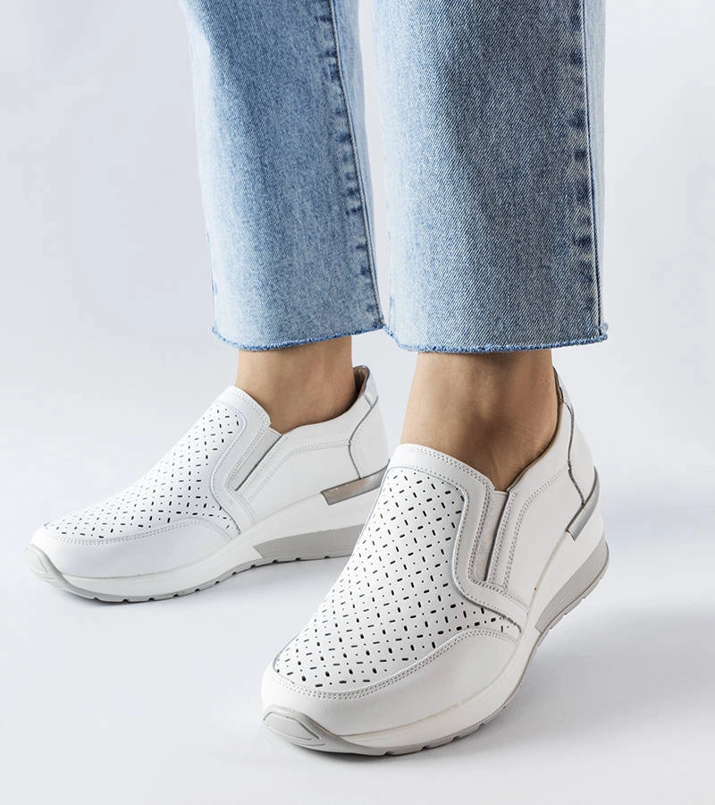 Białe wsuwane sneakersy na koturnie zdobione perforacją