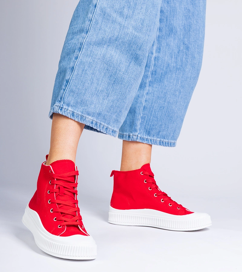 Czerwone wysokie trampki na platformie