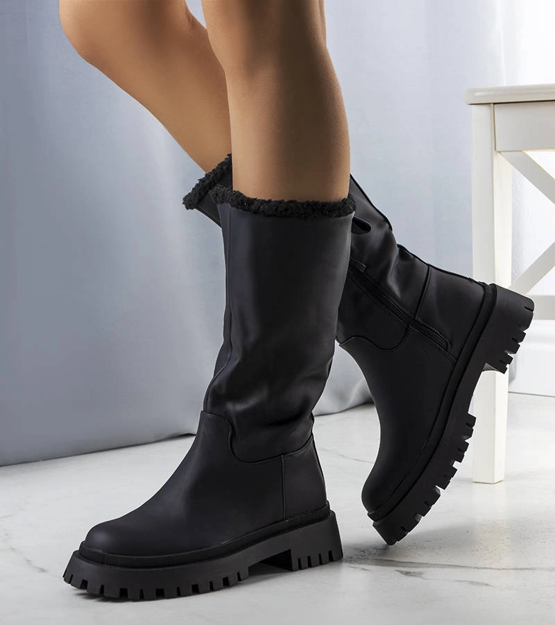 Czarne  kozaki ocieplane kożuszkiem