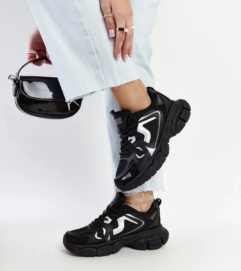 Czarne sneakersy na masywnej podeszwie