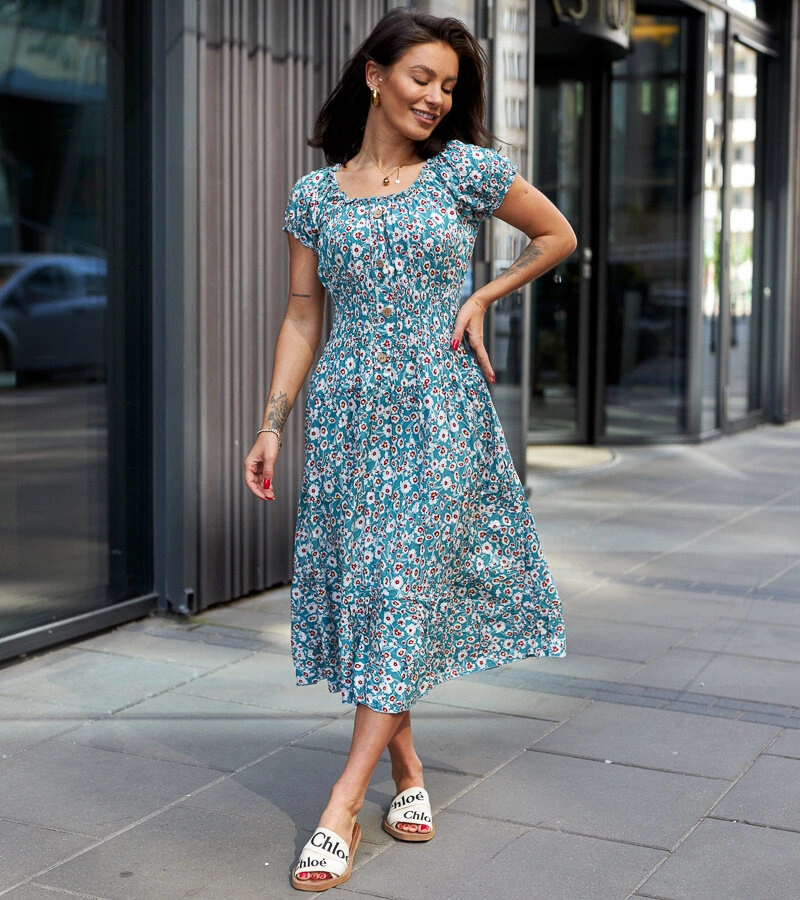 Turkusowa sukienka midi w kwiaty