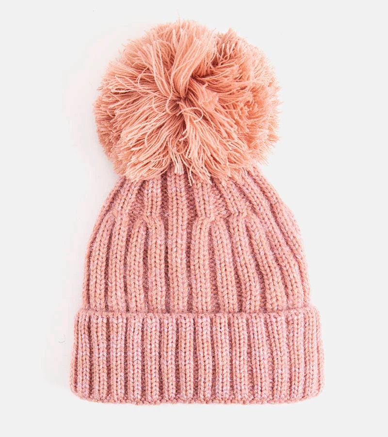 Różowa błyszcząca czapka zimowa