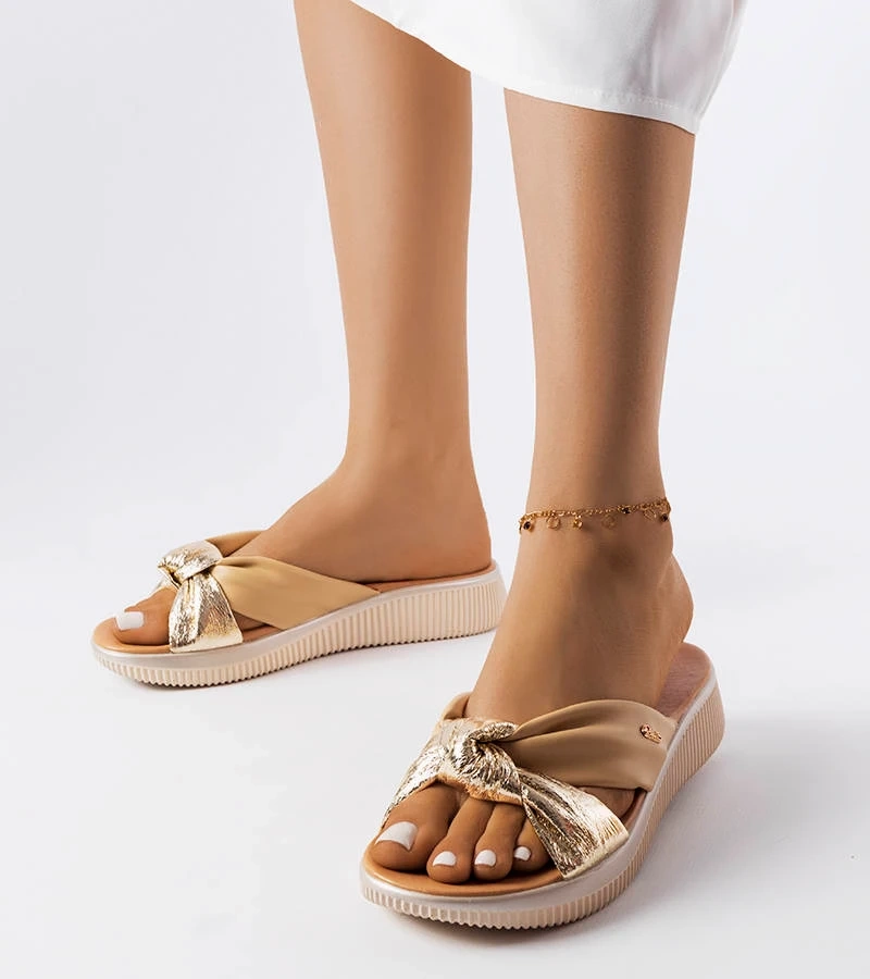 Beżowo-złote klapki na koturnie