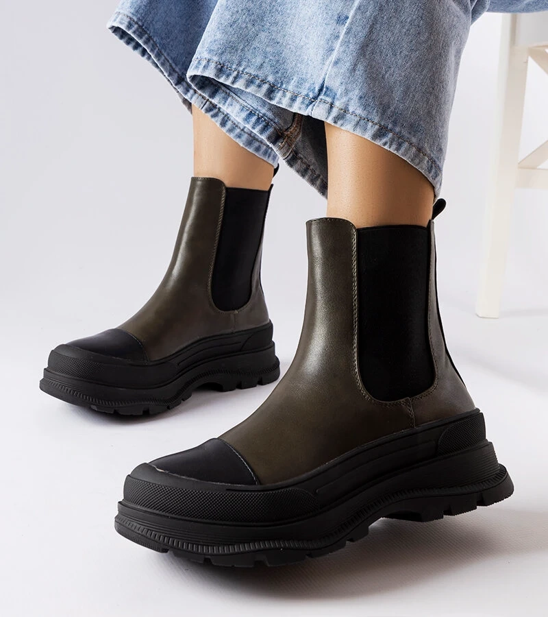 Zielone botki wsuwane na platformie