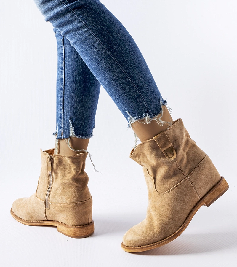 Beżowe botki na krytej koturnie