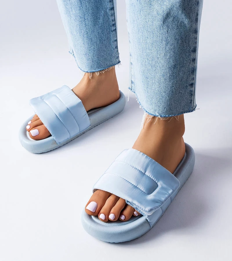 Niebieskie klapki zapinane na rzep