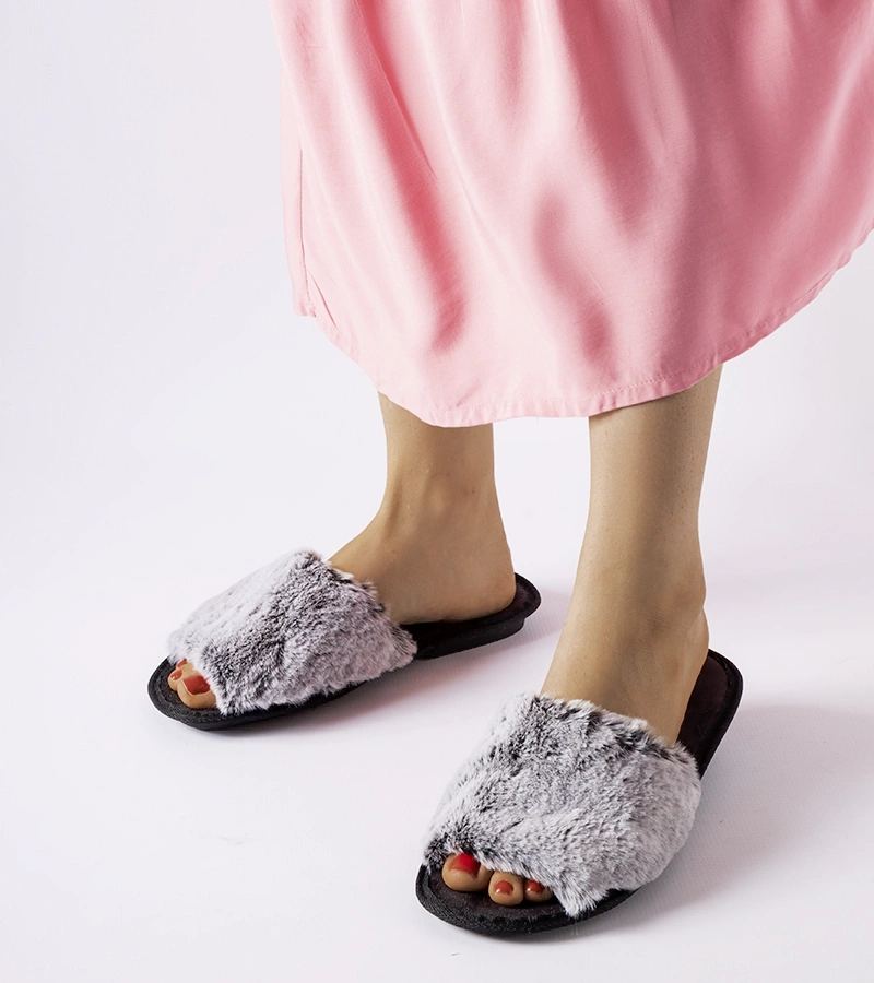 Czarne kapcie z szarym futerkiem