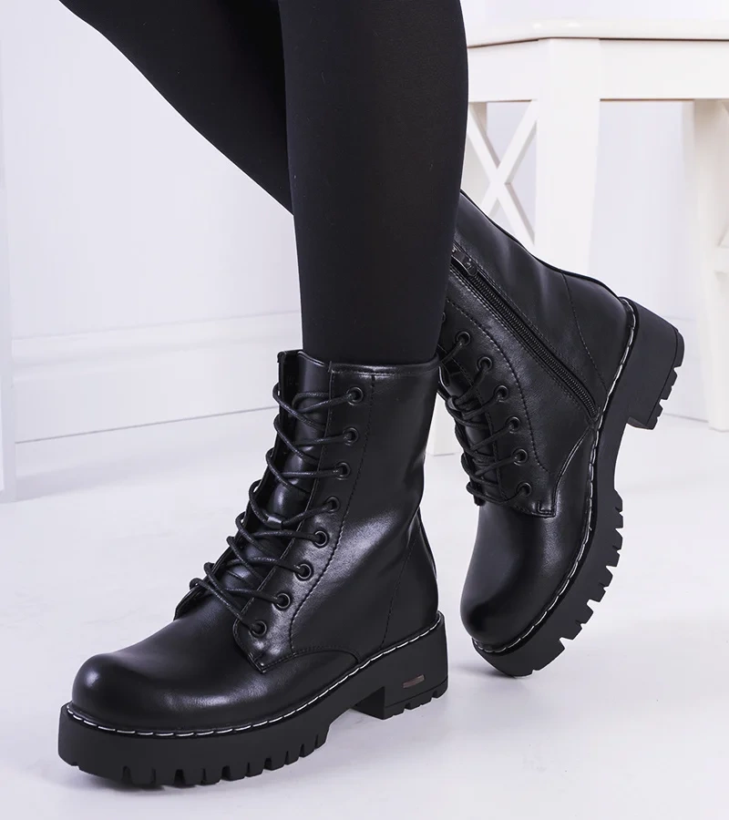 Czarne traperki na grubej podeszwie