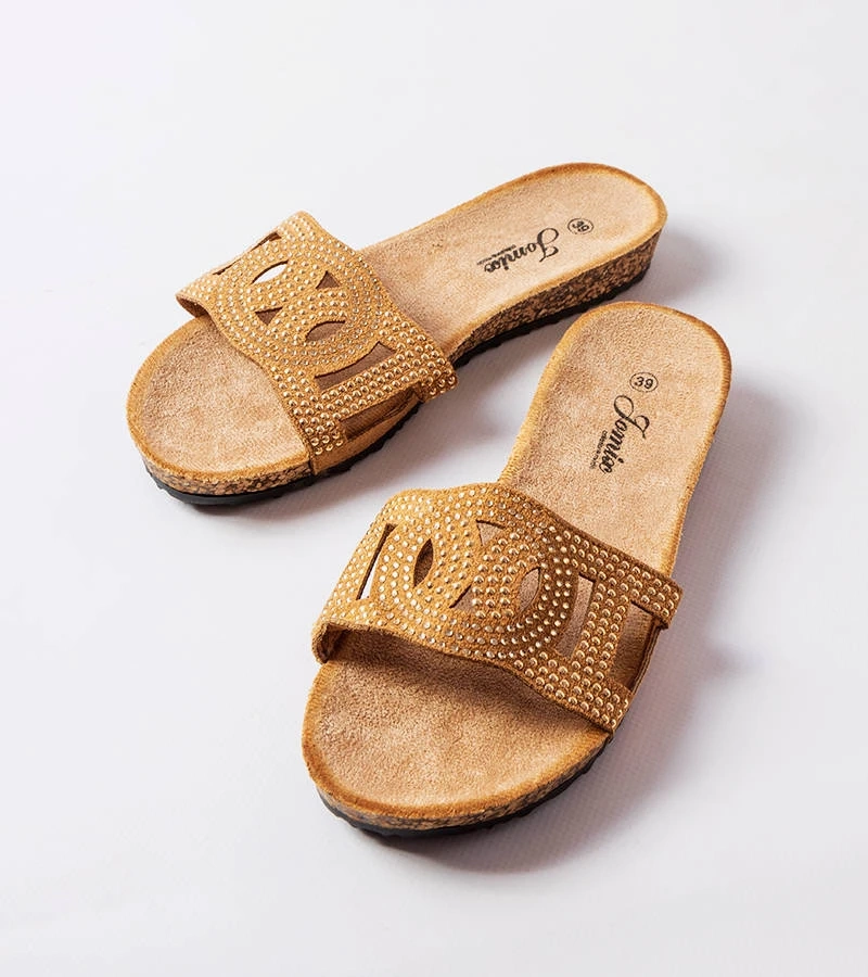 Brązowe eleganckie klapki ze zdobiona cholewką