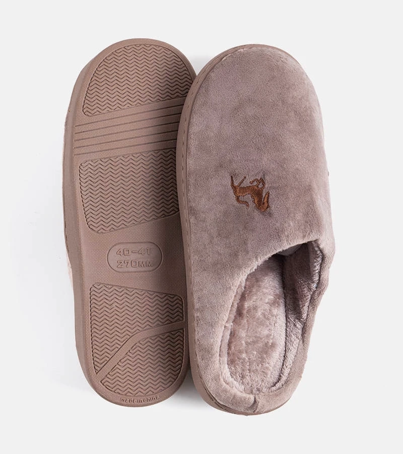 Brązowe kapcie męskie z haftem