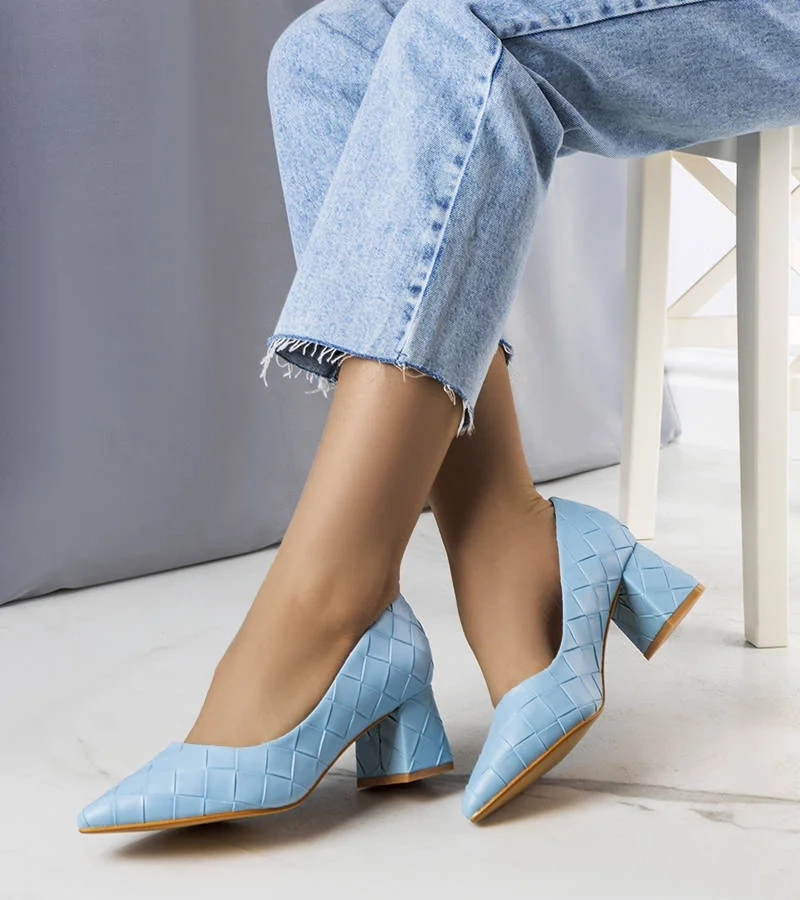 Błękitne czółenka na słupku