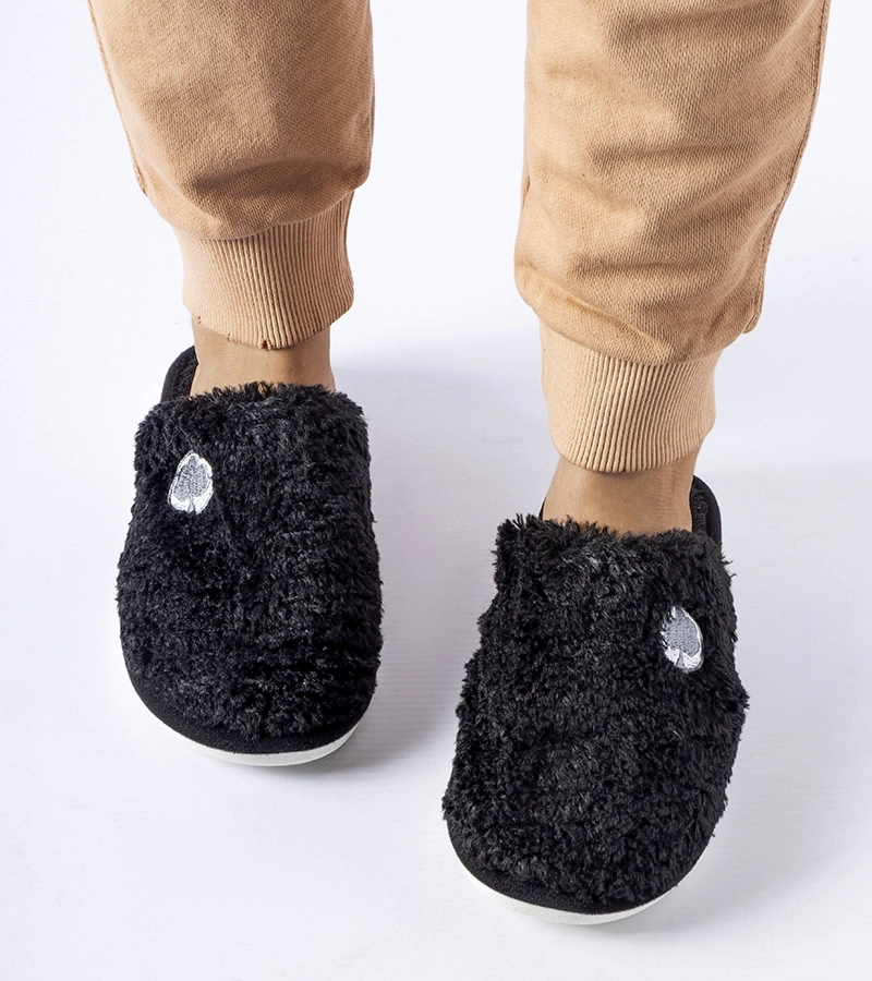 Czarne ciepłe kapcie z naszywką