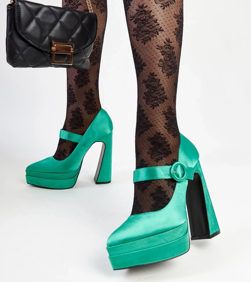 Zielony czółenka na wysokim słupku