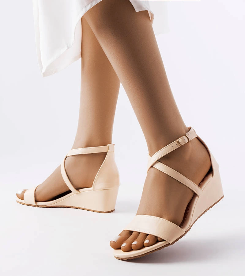 Beżowe sandały na koturnie