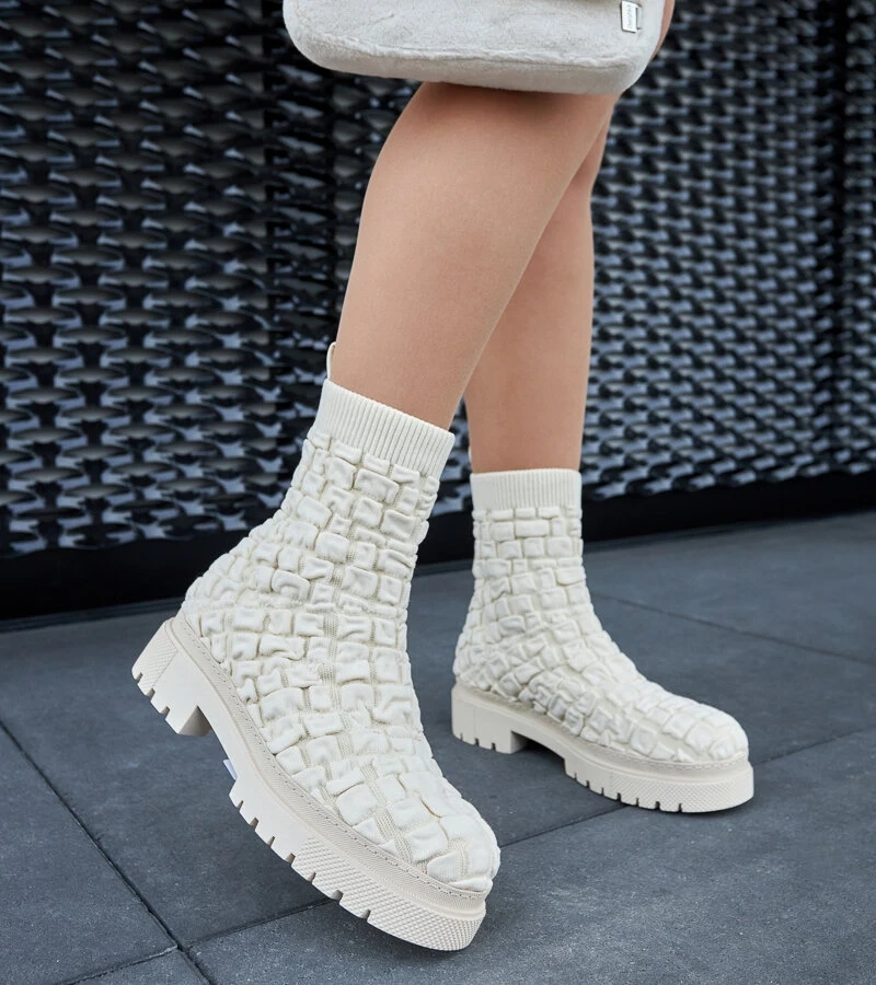 Beżowe botki ze skarpetkową cholewką