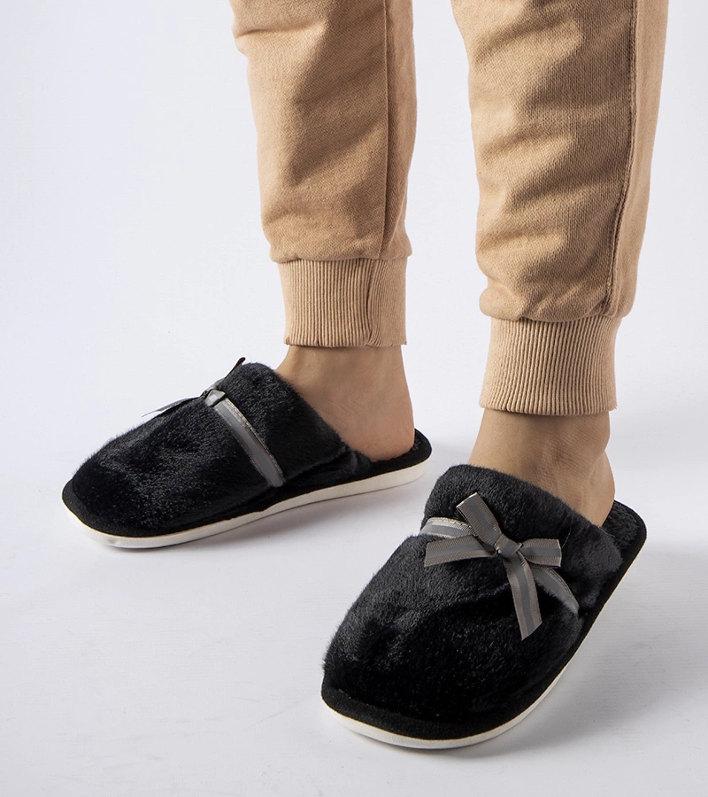 Czarne ciepłe kapcie z kokardką