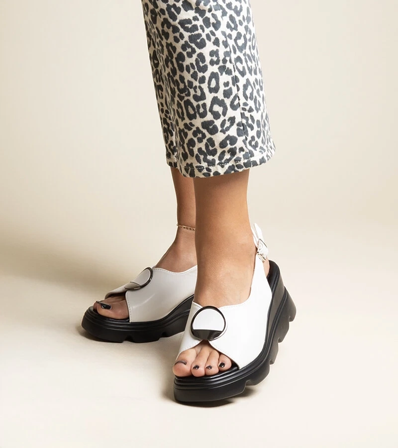 Białe sandały na koturnie z klamerką