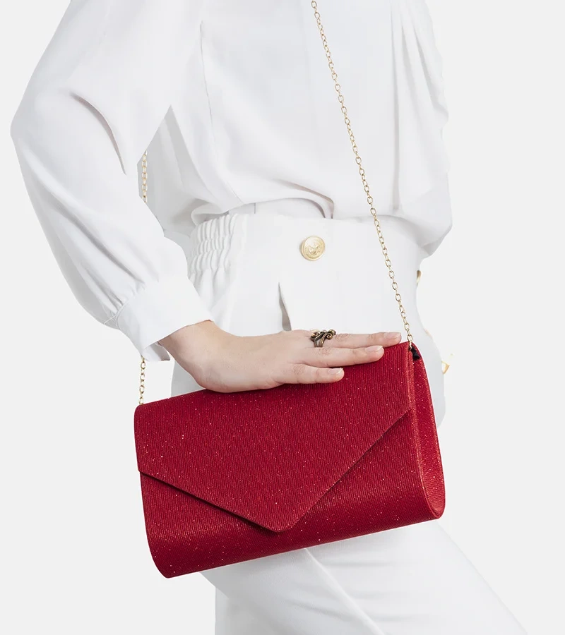 Czerwona błyszcząca kopertówka